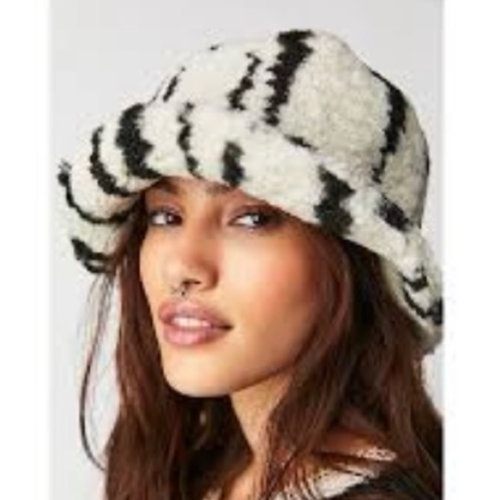 Stylish Black and White sherpa Hat